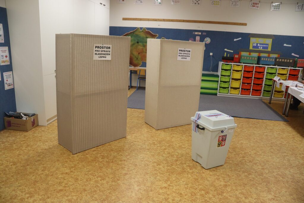Volební místnost v České republice s plentami a urnou