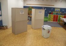 Volby 2026: kdy se konají komunální a senátní volby a jak správně hlasovat Volební místnost v České republice s plentami a urnou