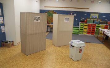 Volby 2026: kdy se konají komunální a senátní volby a jak správně hlasovat Volební místnost v České republice s plentami a urnou