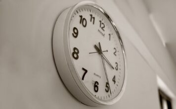 Změna času 2026: kdy se hodiny posunou a v kolik začne zimní čas Analogové hodiny na stěně