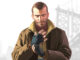 GTA IV v roce 2026: proč se do Liberty City pořád vyplatí vrátit Niko Bellic z Grand Theft Auto IV před mostem v Liberty City