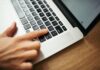 Office 2021 čeká konec podpory. Word se nevypne, jednu věc ale řešte už teď Ruka na klávesnici notebooku při práci s dokumenty
